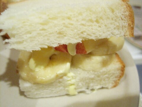 フルーツとカマンベールチーズのサンドイッチ